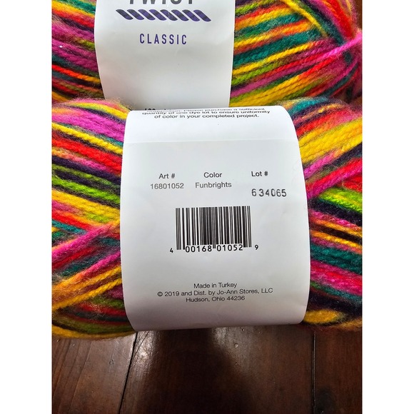 Big Twist Classic Acrylic Yarn Funbrights Bulky Weight 420 Yards 8 oz 2 Skeins - Picture 6 of 7